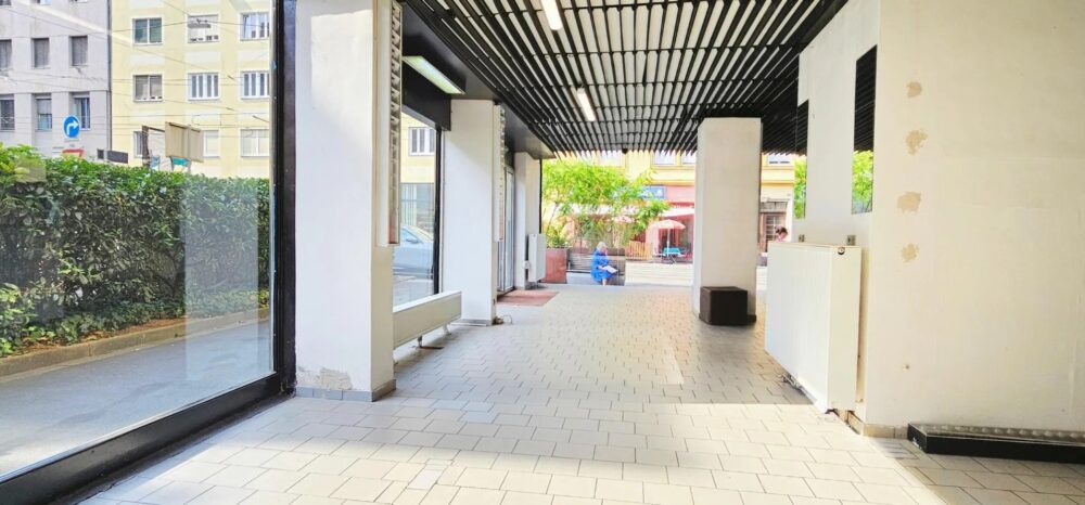 Lichtdurchflutetes Geschäftslokal mit großer Auslage